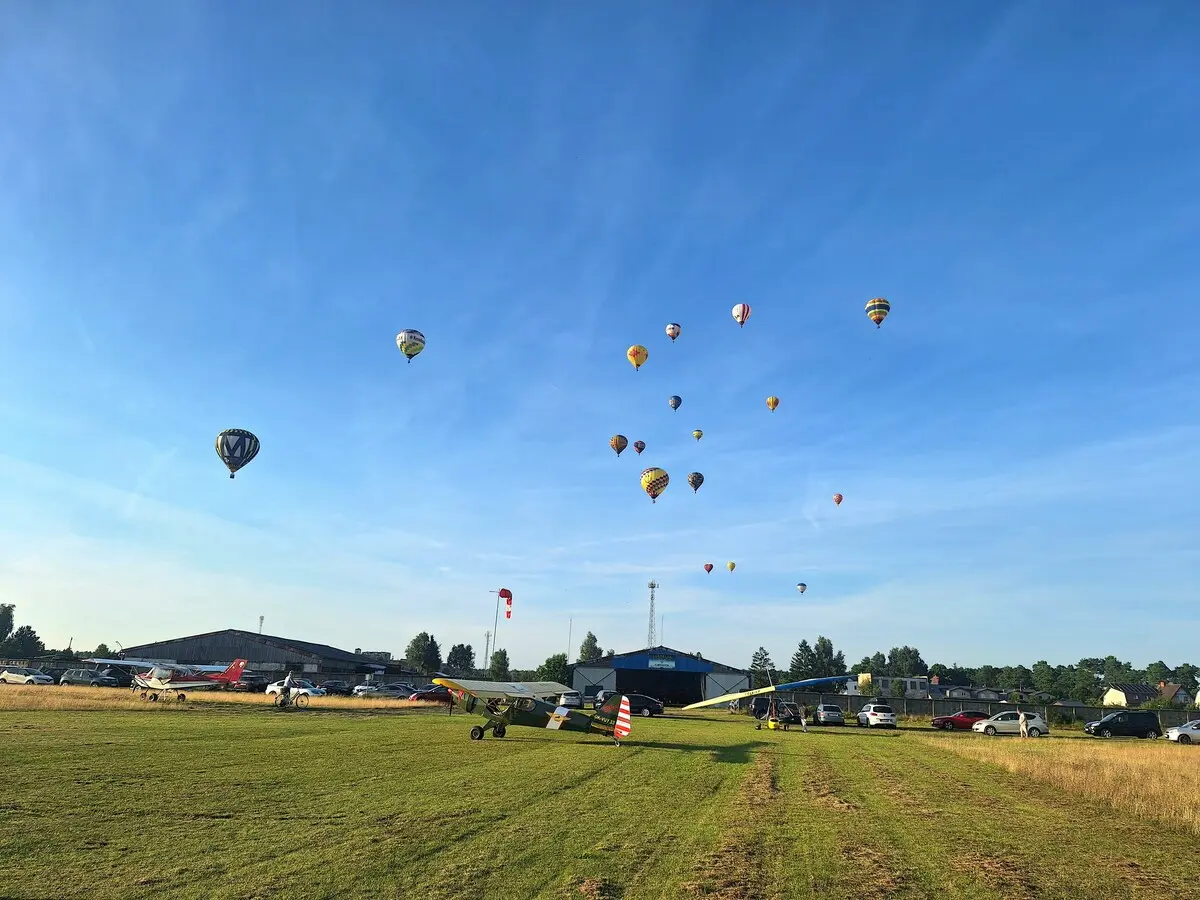 Balony na ogrzane powietrze nad lotniskiem