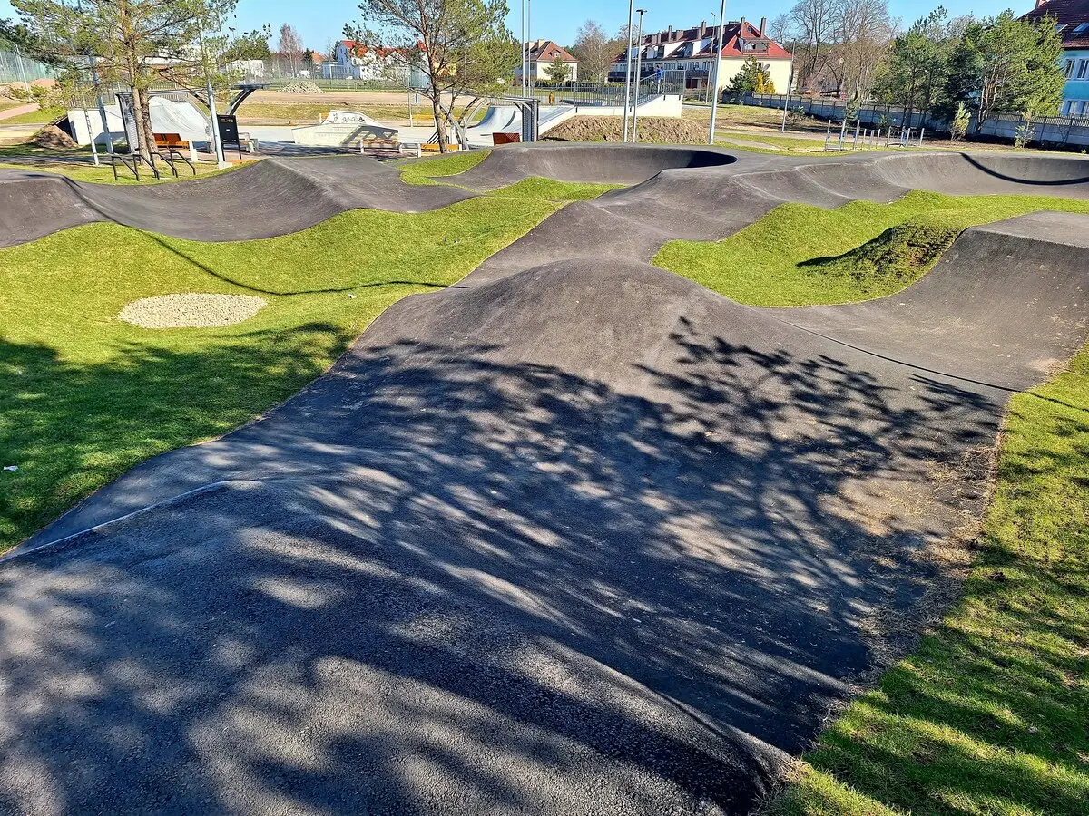 Pumptrack dla rowerów i hulajnóg w mieście